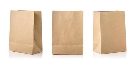 nouveau sac en papier brun vierge pour l'emballage des aliments. tourné en studio isolé sur blanc photo