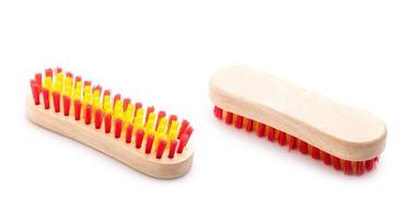 nouvelle brosse en bois pour nettoyer les vêtements isolés sur blanc photo