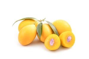Mayongchid de fruits de prune mariale jaune frais au nom thaïlandais isolé sur fond blanc photo