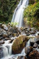 cascade incroyable dans la forêt verte, la cascade terrestre de halaza se trouve dans le parc national de bang lang tham thalu, bannang sata, yala thaïlande photo