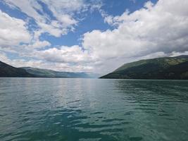 chine xinjiang, lac, montagne, ciel bleu photo