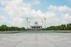 mosquée centrale de songkhla avec ciel bleu et nuage au-dessus de la mosquée. la plus grande mosquée de Thaïlande photo