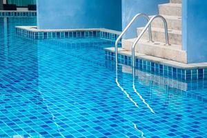 escalier de piscine à l'eau bleue