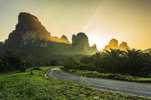 paysage de montagne dans la province de krabi en thaïlande photo