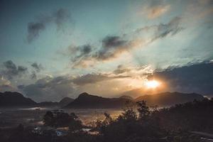 vue matinale du paysage de montagne avec brouillard sur fond de ciel et nuages dans la province de phatthalung, sud de la thaïlande. photo