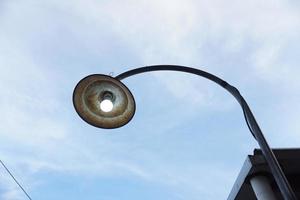 lampadaires qui s'allument pendant la journée photo