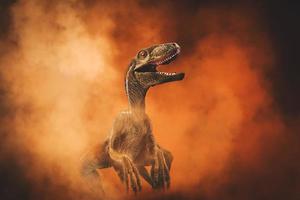 dinosaure, vélociraptor sur fond de fumée