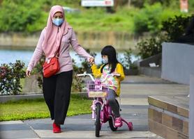 bekasi, java ouest, indonésie, 5 mars 2022. une société mère sa fille jouant à vélo. photo