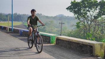 jeune homme asiatique faire du vélo le matin photo