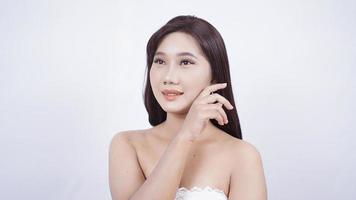 fille asiatique avec maquillage a l'air élégant isolé sur fond blanc photo