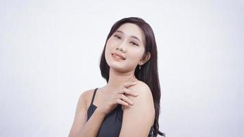 beauté asiatique montre son maquillage du côté isolé sur fond blanc photo