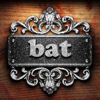 bat mot de fer sur fond de bois photo