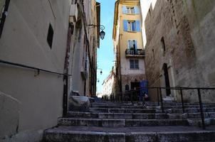 vieux escaliers et maisons à marseille photo