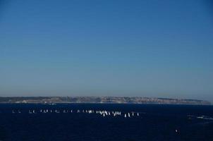 nombreux voiliers et mer bleue photo