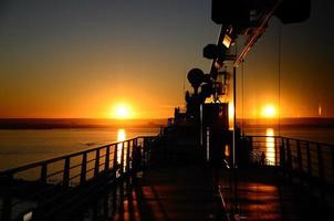 coucher de soleil sur un bateau de croisière à barcelone photo