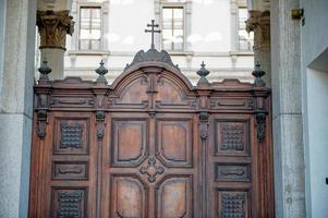 ancienne porte sculptée en bois avec crucifix photo