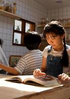 des moments heureux en famille lorsque les enfants aident maman à cuisiner dans la cuisine. photo