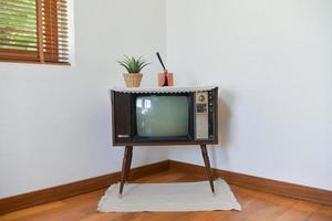vieille télévision à l'ère de la télévision en noir et blanc. photo