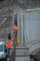 Bergame Italie 2017 travailleurs au travail, pour la construction d'un mur de soutènement photo