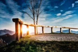 clôture dans les montagnes au coucher du soleil photo