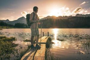 jeune fille près d'un lac de montagne photo