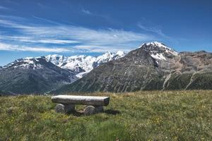 banc sur lac alpin photo