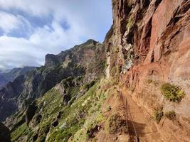 belle vue sur le paysage de montagne avec des couleurs vibrantes pendant une journée ensoleillée. sentier de randonnée de pico arieiro à pico ruivo, île de madère portugal. Voyager à travers le monde. vie nomade. style de vie aventureux. photo