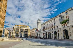 brescia, italie, 11 septembre 2019 bureau de poste, torre della rivoluzione tour de révolution à brescia photo