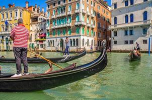 Venise, Italie, 13 septembre 2019 gondolier et touristes en gondole bateau traditionnel naviguant sur l'eau du grand canal à Venise