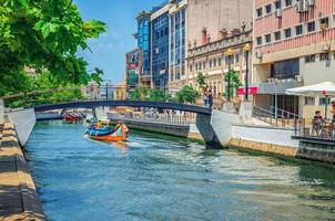 aveiro, portugal, 13 juin 2017 paysage urbain d'aveiro avec bateau moliceiro coloré traditionnel avec des touristes naviguant dans un canal d'eau étroit