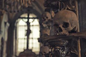 kutna hora, république tchèque, 14 mai 2019 église de kutna hora avec colonnade d'ossements et de crânes humains photo