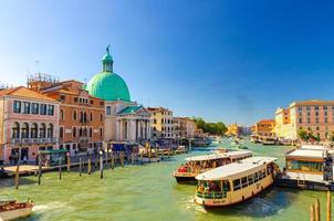 Venise, Italie, 13 septembre 2019 paysage urbain vénitien avec yachts et vaporettos naviguant sur le grand canal photo