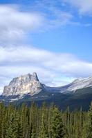 Castle Mountain dans les Rocheuses canadiennes un jour d'automne photo