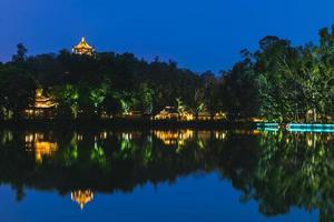 xihu, lac de l'ouest, parc situé à fuzhou du fujian, chine la nuit photo
