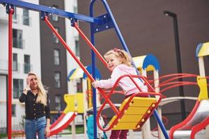 mère avec enfant sur le terrain de jeu photo