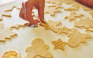 délicieux biscuits au miel avec de belles formes pour les vacances photo