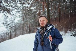 homme voyageur avec sac à dos randonnée voyage style de vie aventure concept vacances actives en plein air. belle forêt de paysage photo