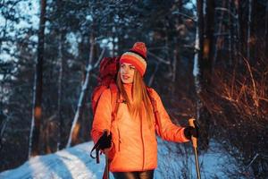 femme voyageuse avec sac à dos randonnée voyage style de vie aventure concept vacances actives en plein air. belle forêt de paysage photo