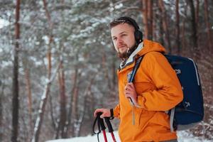 homme voyageur avec sac à dos randonnée voyage style de vie aventure concept vacances actives en plein air. belle forêt de paysage photo