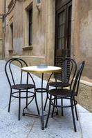 tables d'un café sur la vieille ville en espagne photo