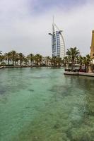dubai, uae, 8 mai 2015 - vue à l'hôtel burj al arab de madinat jumeirah à dubai. madinat jumeirah comprend deux hôtels et des groupes de 29 maisons arabes traditionnelles. photo