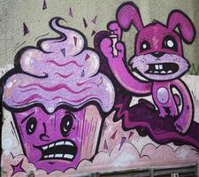 belgrade, serbie, 24 juillet 2014 - graffitis sur les murs de savamala à belgrade. le projet red bull door deco transforme les portes anciennes et délabrées de savamala en champ créatif pour les graffeurs photo