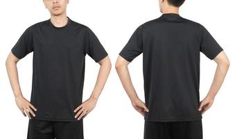 Jeune homme en maquette de t-shirt de sport noir avant et arrière utilisé comme modèle de conception, isolé sur fond blanc avec un tracé de détourage photo