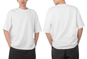 Jeune homme en t-shirt surdimensionné vierge avant et arrière utilisé comme modèle de conception, isolé sur fond blanc avec un tracé de détourage photo