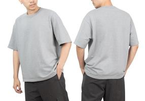 jeune homme en maquette de t-shirt surdimensionné gris avant et arrière utilisé comme modèle de conception, isolé sur fond blanc avec un tracé de détourage photo