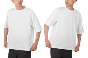 Jeune homme en t-shirt surdimensionné vierge avant et arrière utilisé comme modèle de conception, isolé sur fond blanc avec un tracé de détourage photo