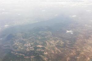 ciel bleu avec des nuages dans l'avion photo