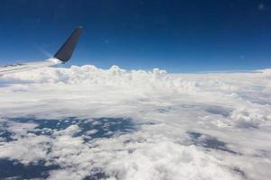 ciel bleu avec des nuages dans l'avion photo