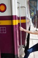 femme entre dans le train photo