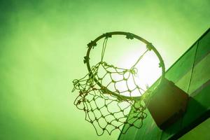 panier de basket en bois au coucher du soleil photo